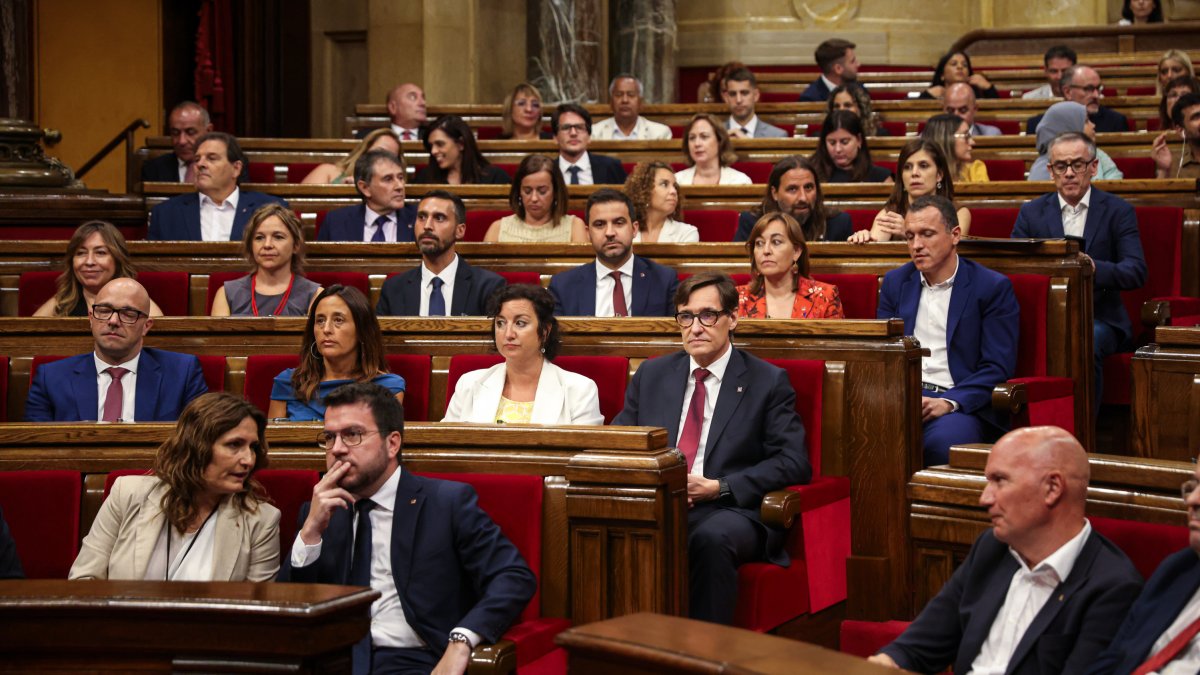 Salvador Illa, sentado en el pleno antes del inicio del debate de investidura.