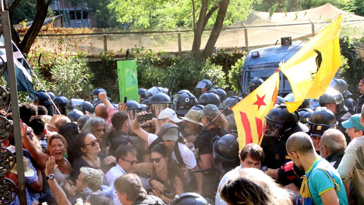Manifestantes dispersados con gas en la entrada del Parque de la Ciutadella.