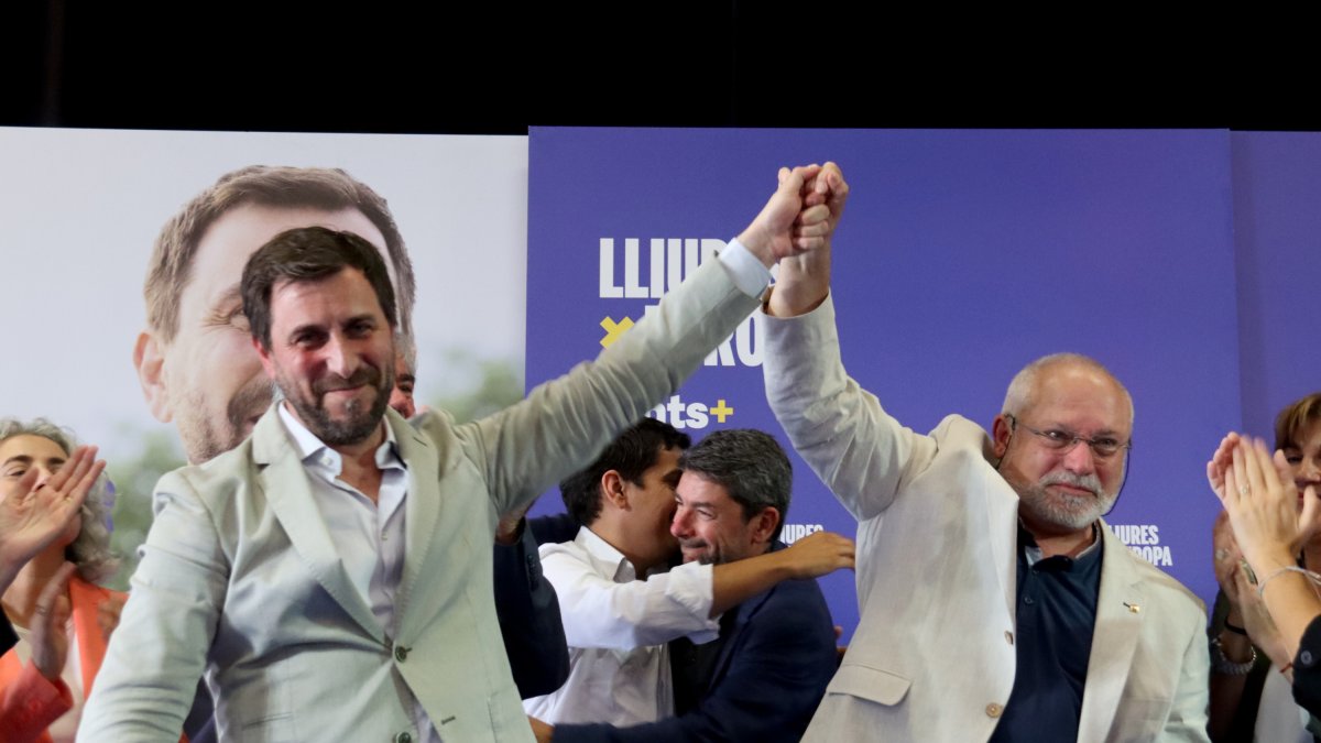 Toni Comín, y el exconseller Lluís Puig en un acto de campaña en Elna.