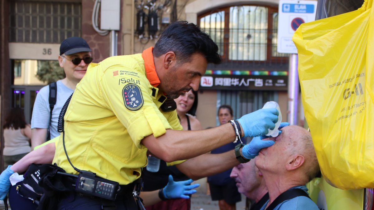 Imagen de personas atendidas por el SEM después de las cargas de los Mossos.