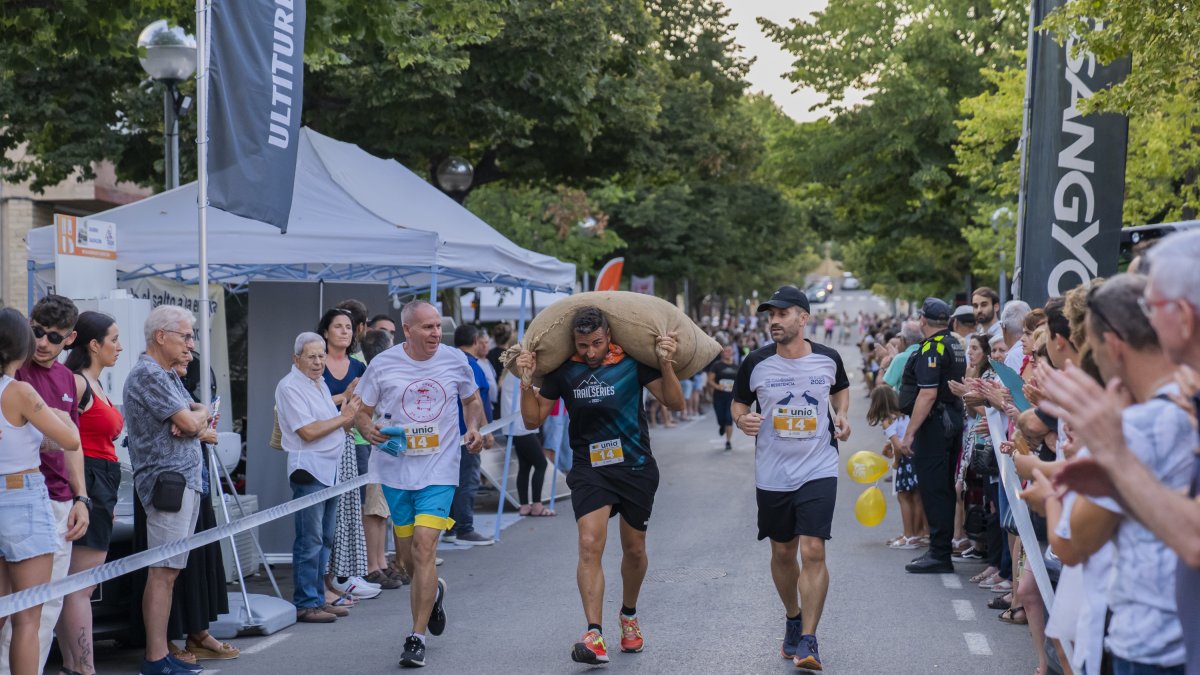 Imágenes de la carrera de portadores de sacos de avellanas.