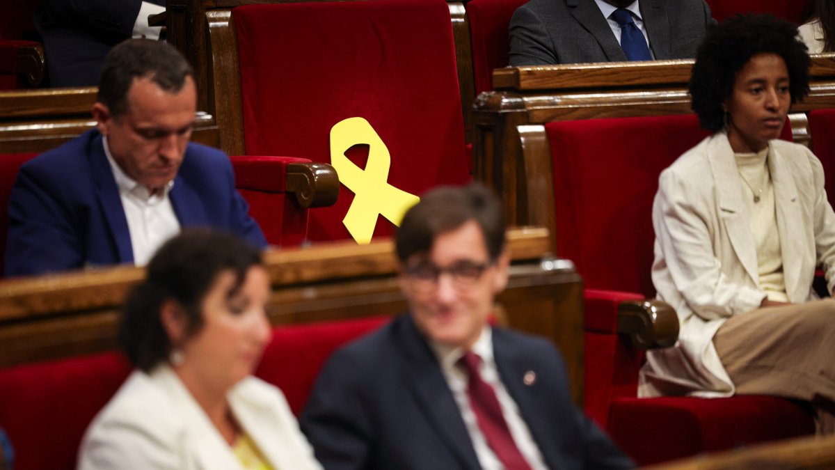 Un lazo amarillo en el pleno del Parlament durante el debate de investidura.
