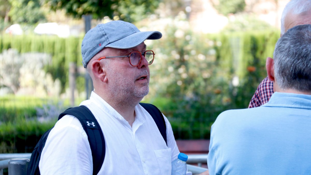 El abogado de Puigdemont, Gonzalo Boye, a las puertas del Parlamento. .