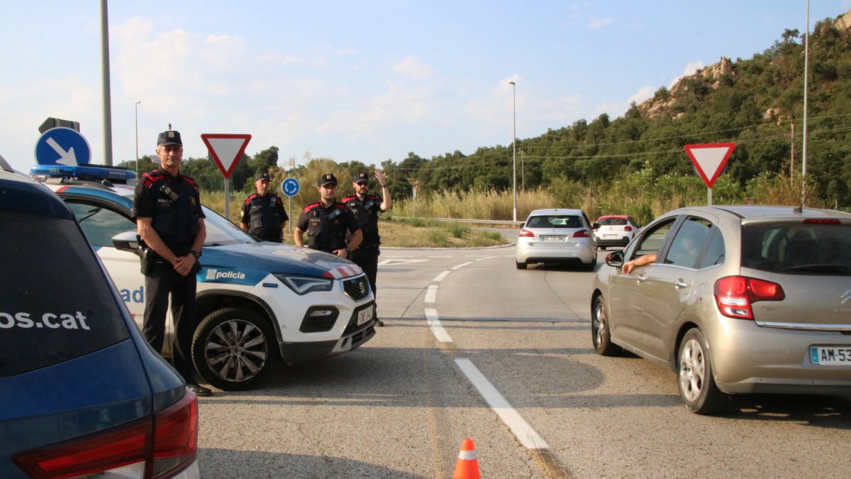 Control de Mossos en la N-II en la Jonquera en dirección al Pertús.