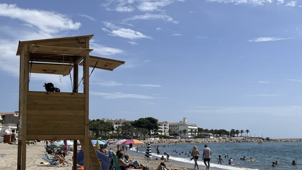 Imagen de una playa con servicio de socorrismo en l'Hospitalet de l'Infant.