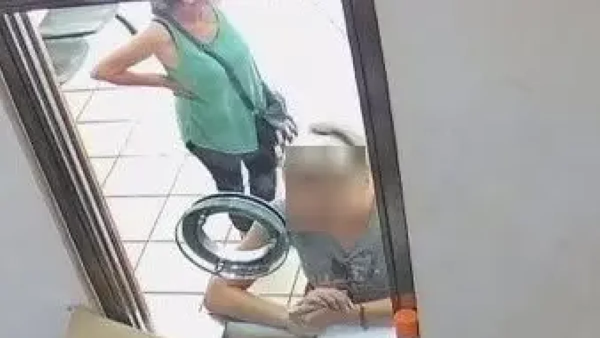 Imagen de la mujer dentro del establecimiento donde vendió las joyas sustraídas.