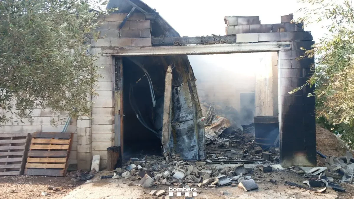 Exterior de la nave incendiada con el techo caído.