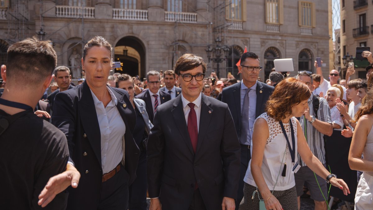 El presidente de la Generalitat, Salvador Illa, en la plaza Sant Jaume.