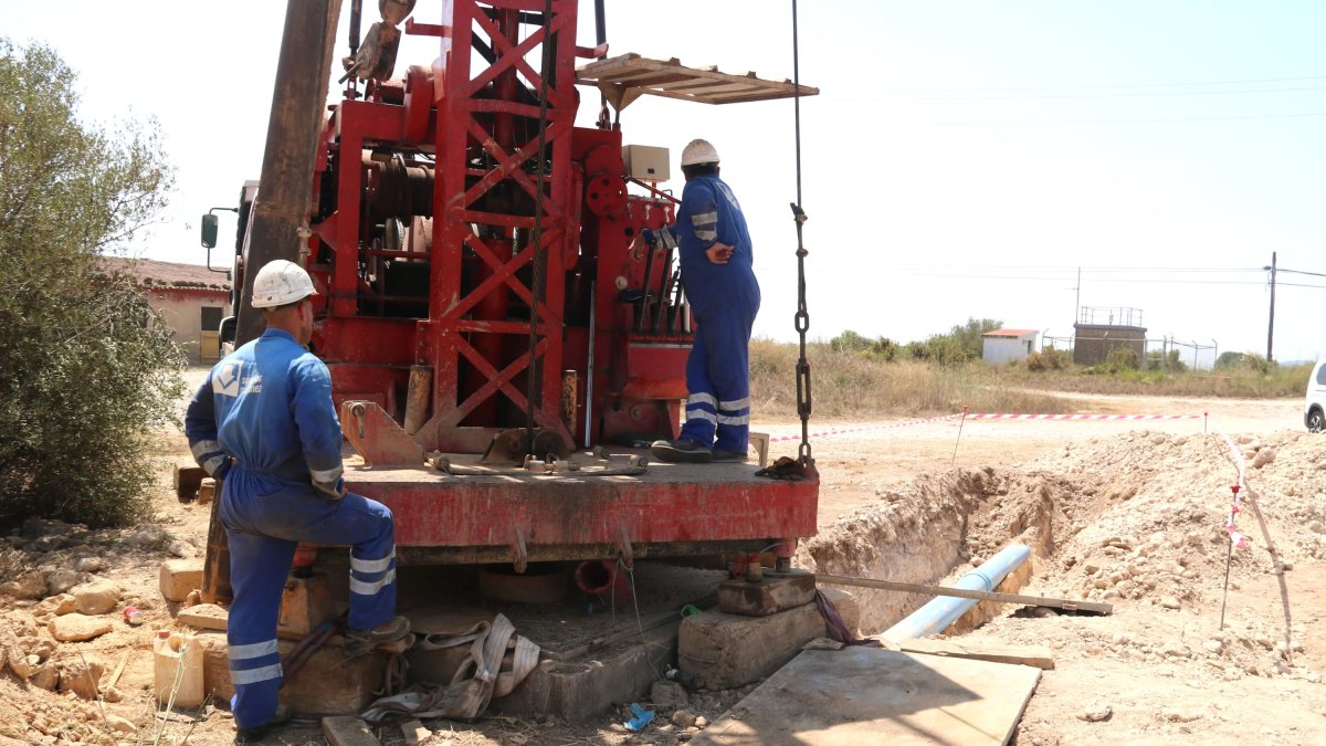 Operarios trabajando en la adecuación del pozo del Molí Roca I del barrio Castell en Ulldecona.