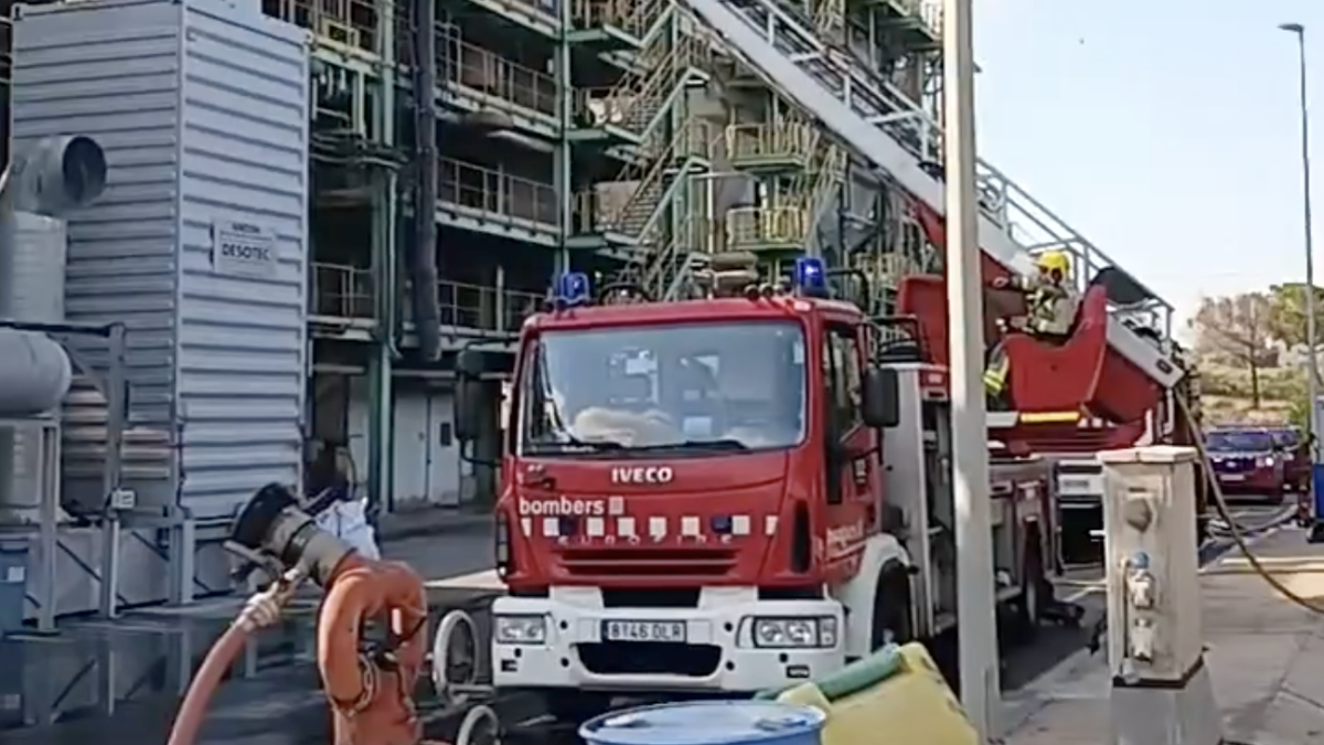 Los Bomberos trabajando en el incendio.