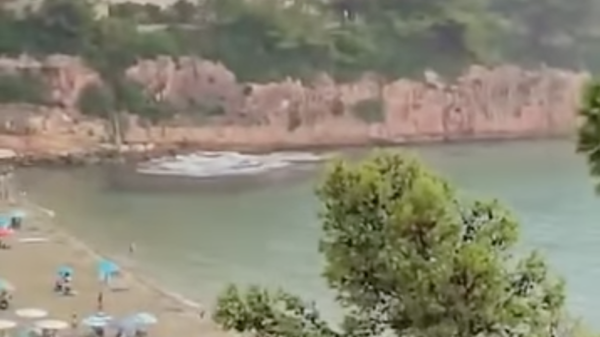 Imagen del vertido de aguas residuales en la playa de los Curas de Salou.