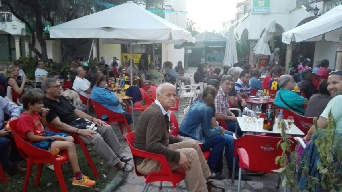 La terraza del bar Xenxo llena de mesas y sillas superando el aforo permitido.