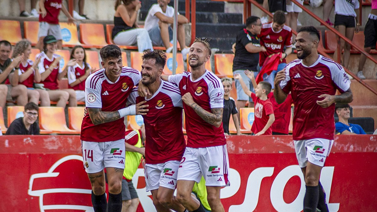 Els jugadors del Nàstic Óscar Sanz, Joan Oriol, Víctor Narro i Antoñín celebrant un gol.