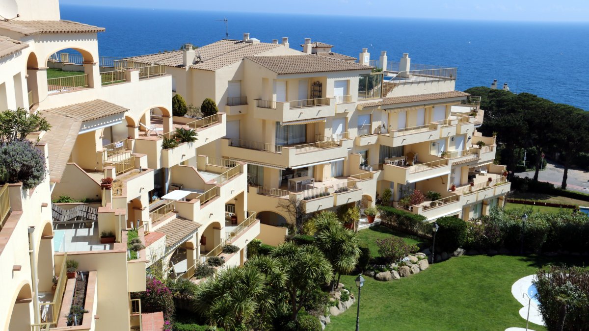 Un bloc d'apartaments davant del mar, a Sant Feliu de Guíxols.
