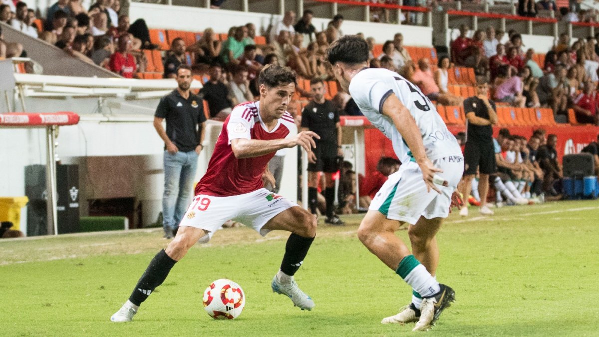 Mario Rodríguez encarant el defensor del Huesca durant el partit del Ciutat de Tarragona.
