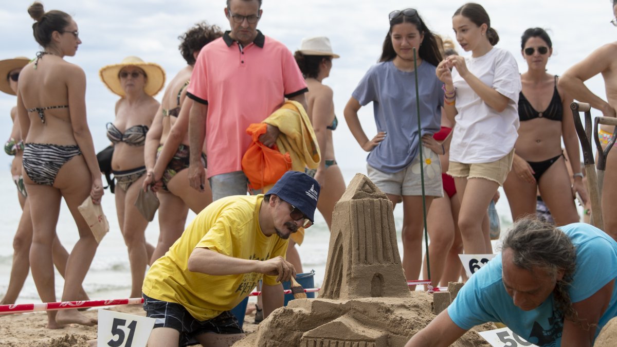 Un instant del Concurs de castells i escultures a la sorra.