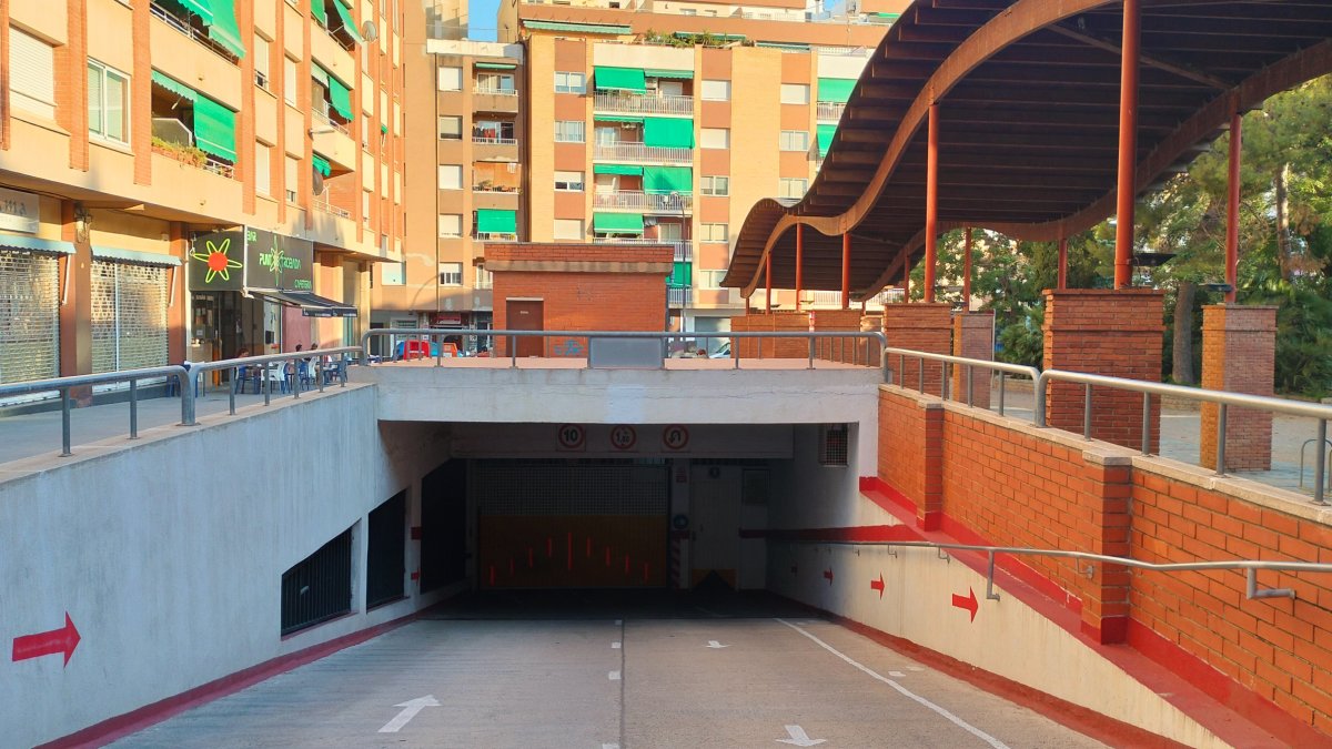 Entrada y salida del aparcamiento privado que cerrará hoy.