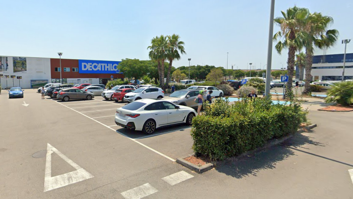 Imatge del pàrquing situat davant del Decathlon.
