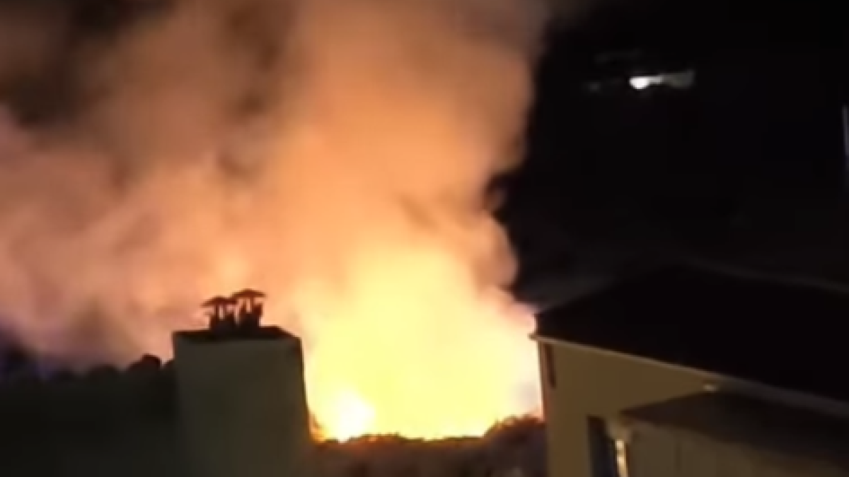 Imatge del vídeo que mostra l'incendi al descampat de Constantí