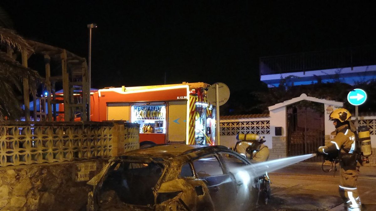 Imagen del vehículo quemado en Torredembarra