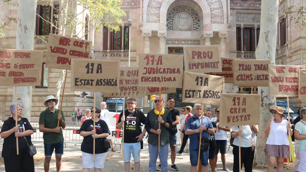 Diverses persones protesten davant l'Audiència de Barcelona