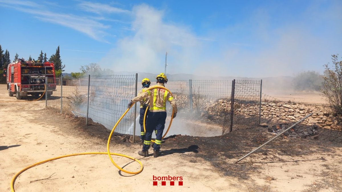 Imatge dels Bombers treballant en l'incendi de Tivissa