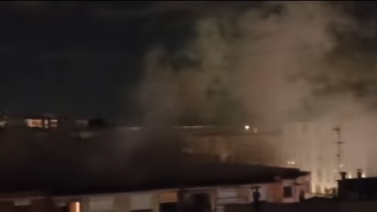 Imagen del humo provocado por el incendio en la calle Pin i Soler