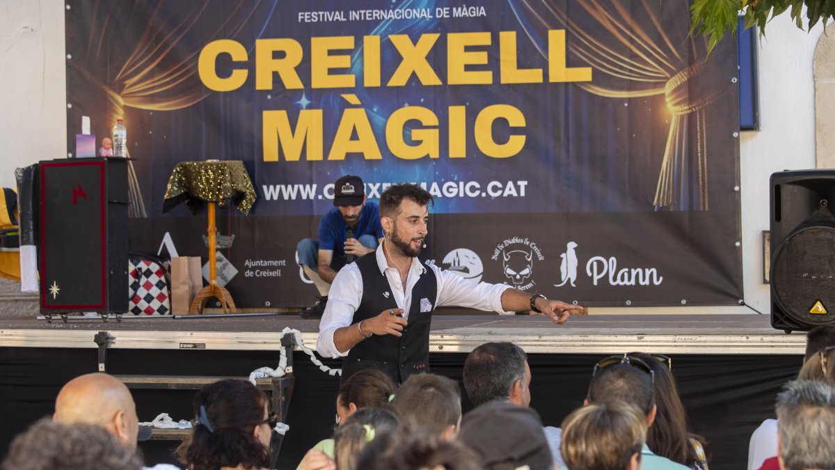 Imagen del 1.º festival internacional de magia de Creixell, durante la actuación de Xavier Medina