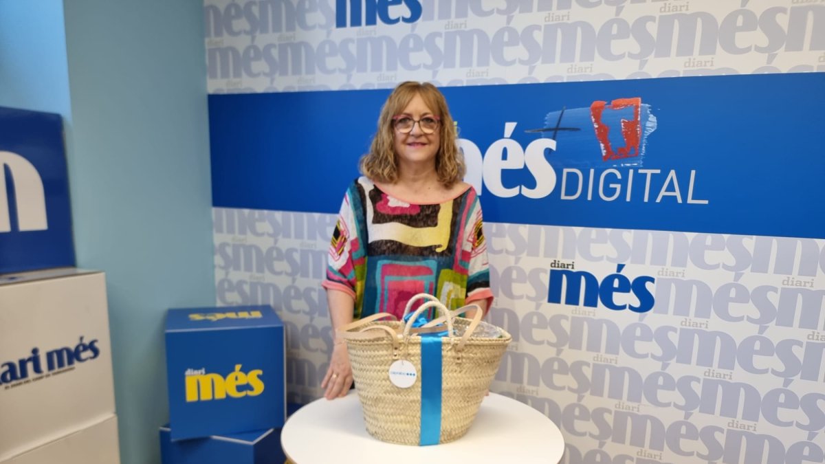 Mònica Claveguera amb la cistella de Caprabo i Diari Més.