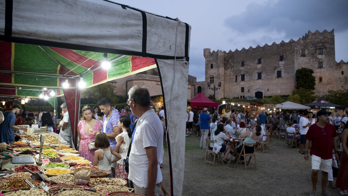 El mercat de la Fira d’Artesans d’Altafulla ha comptat amb una gran afluència de públic durant els quatre dies d’esdeveniment.