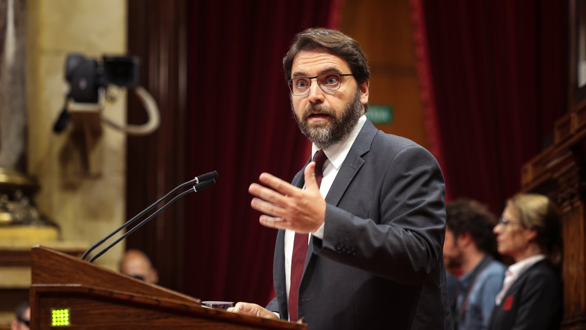 Ferran Pedret, del PSC-Units per Avançar, durante su intervención en el pleno de investidura de Illa.