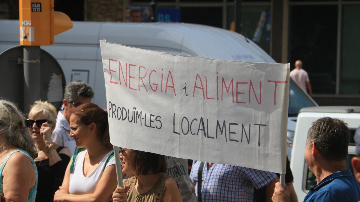 Los manifestantes han instado a las administraciones a cambiar al modelo energético y hacerlo más equilibrado territorialmente.