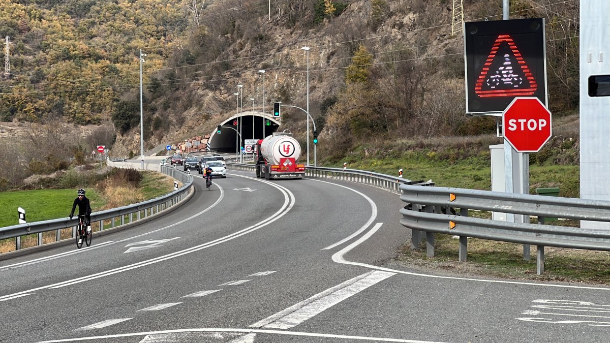 Un ciclista circulant per l'N-145 en direcció a Andorra.