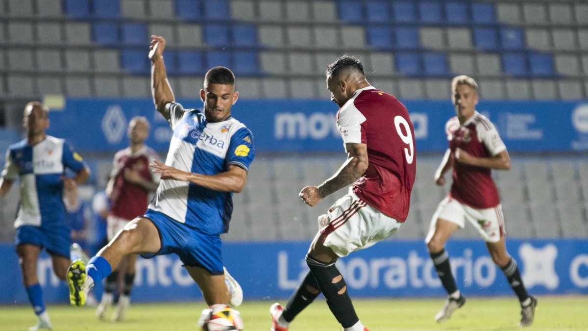 Antoñín Cortés durant la seva estrena com a jugador grana.