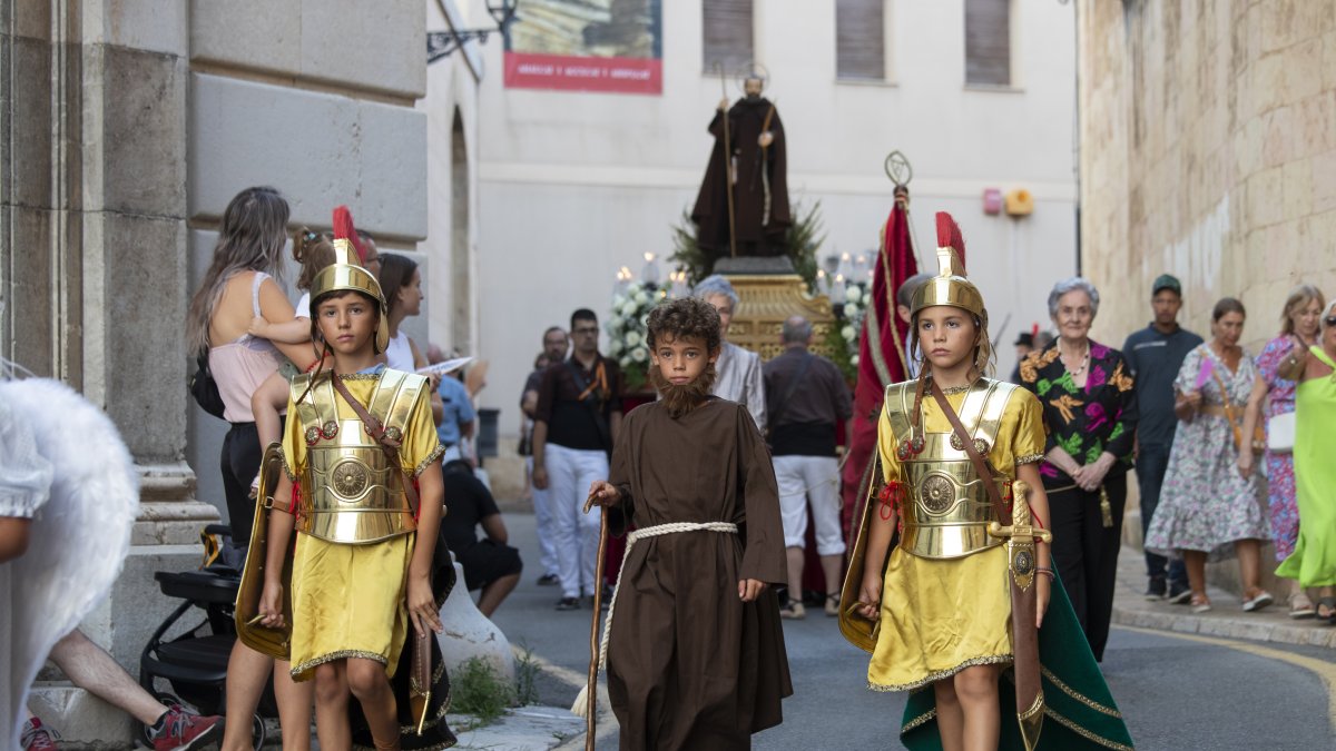 La imatge del patró anava acompanyat per infants que representaven la persecució i martiri de Sant Magí.
