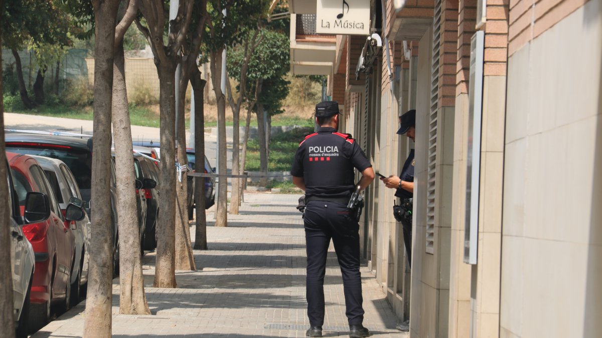 Mossos en las puertas del piso de Rubí donde se ha cometido un crimen.