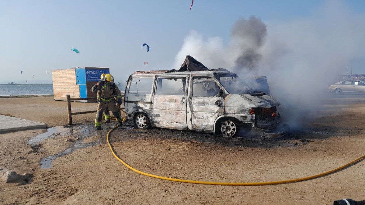 Imatge d'un dels vehicles afectats per l'incendi a la Ràpita