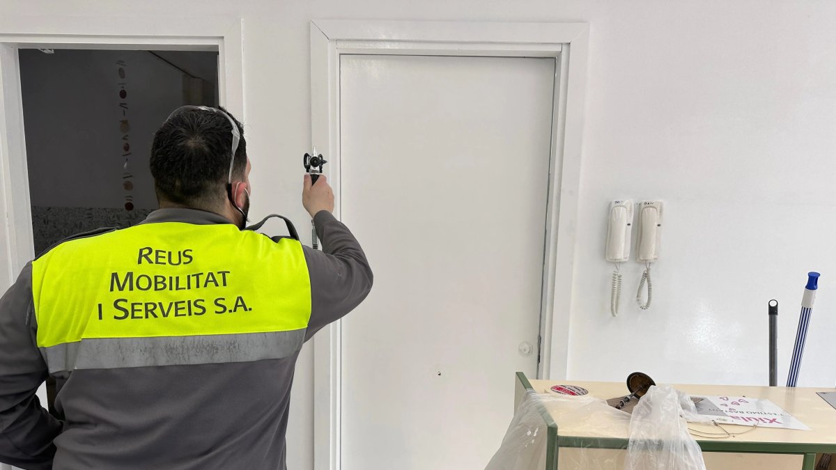 Pla de xoc de pintura a les escoles públiques municipals inici a l'Escola Rosa Sensat.