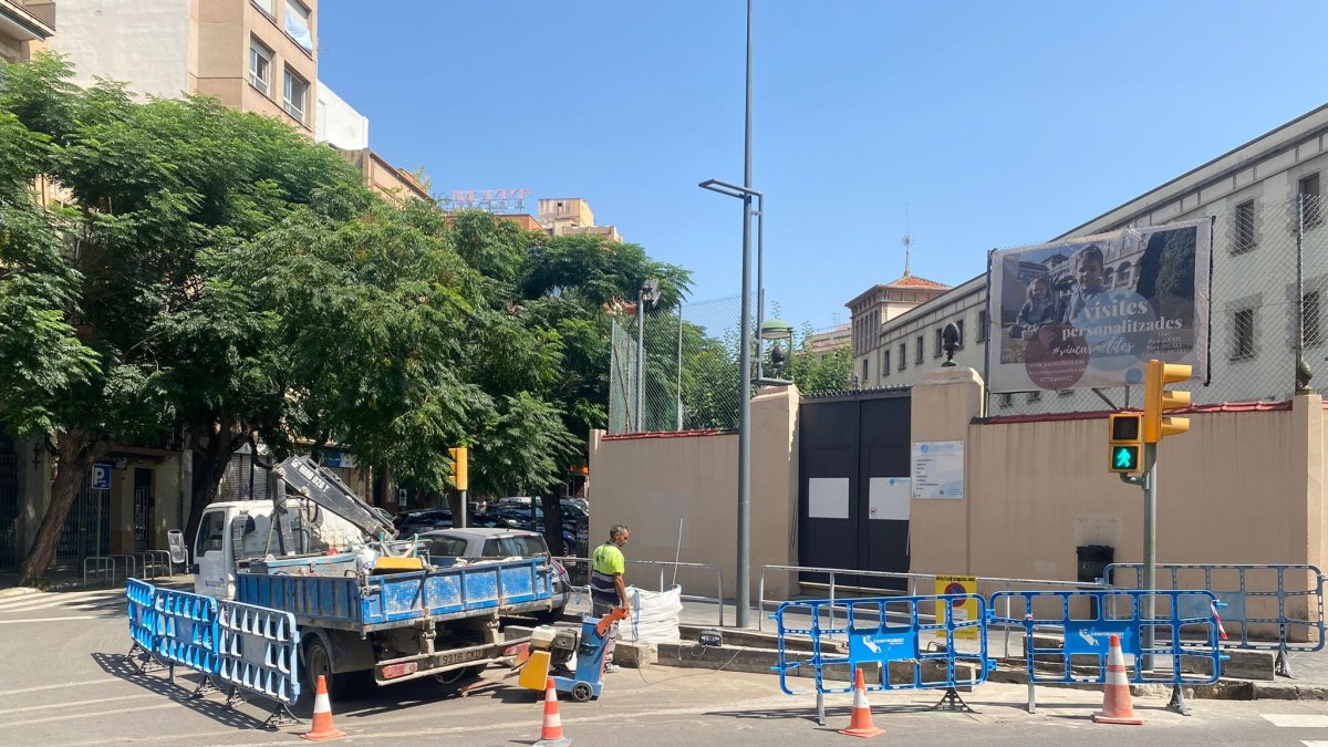 Els treballs per ampliar la vorera han començat aquesta setmana i acabaran abans del 2 de setembre.