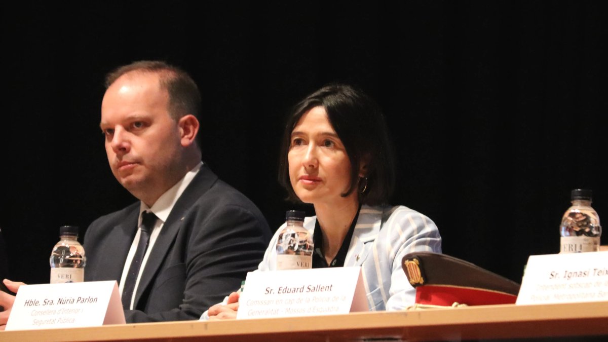 El director general dels Mossos, Pere Ferrer, amb la consellera d'Interior, Núria Parlon.