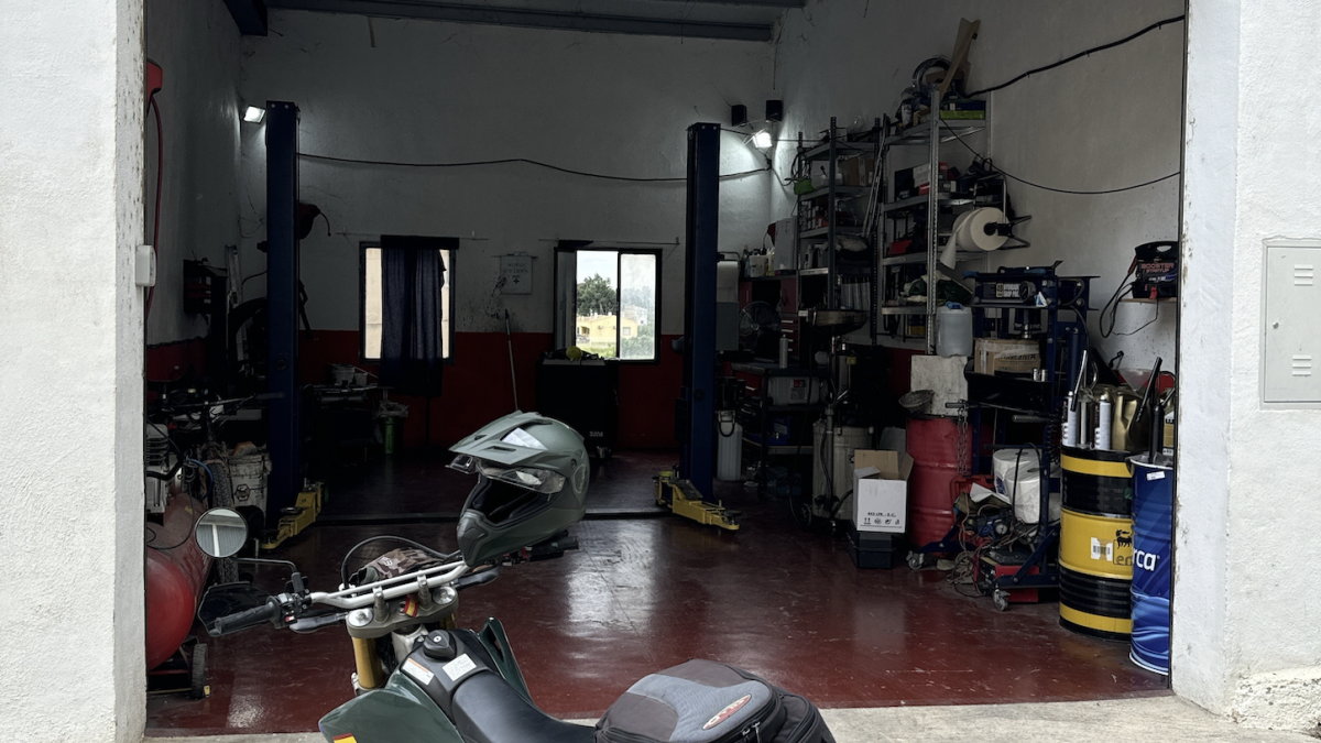 Imagen del taller mecánico ilegal localizado en Campredó.