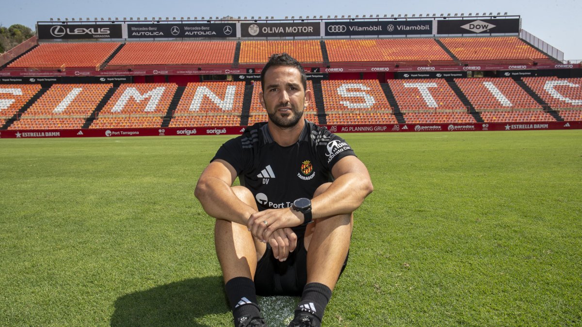 L’entrenador del Nàstic Dani Vidal a la gespa del Nou Estadi Costa Daurada.