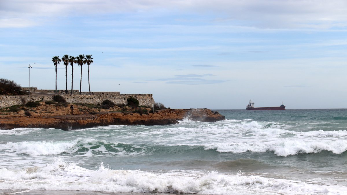 La punta del Miracle de Tarragona amb un fort onatge.
