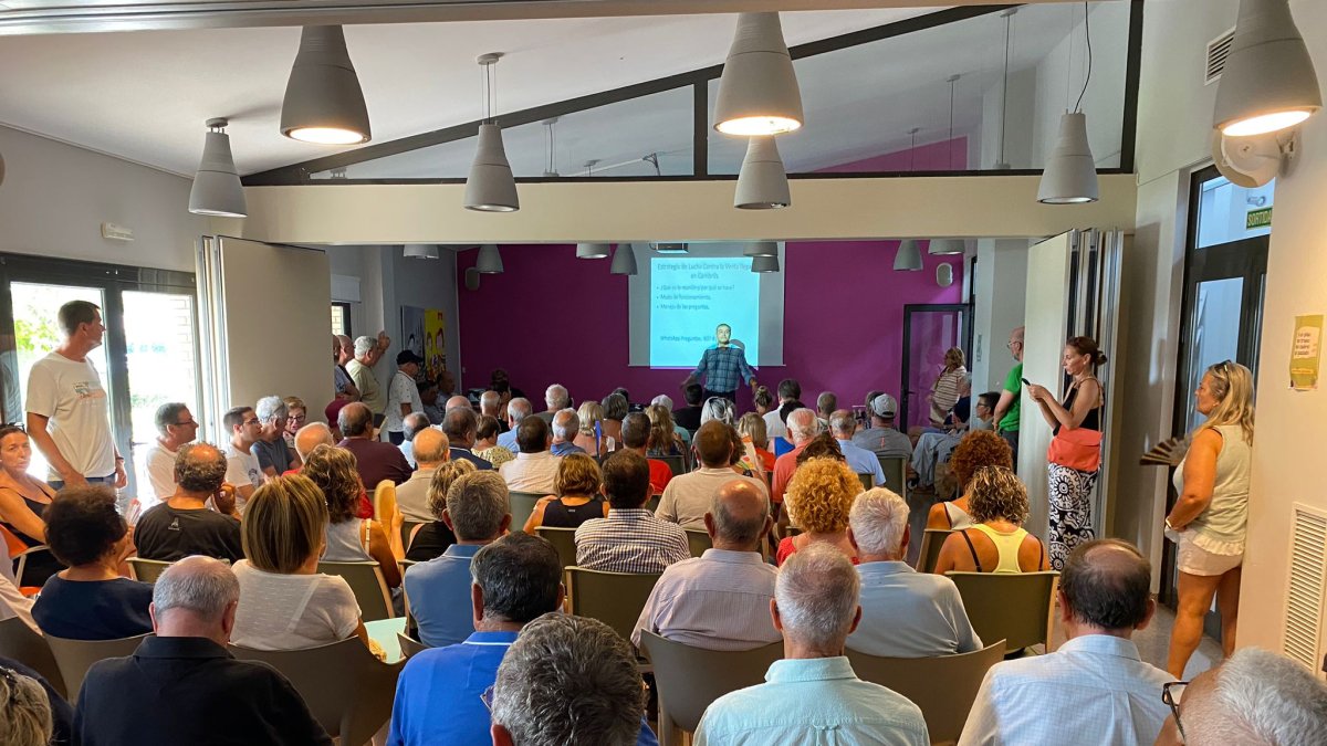 Imagen de la concentración de vecinos en Cambrils