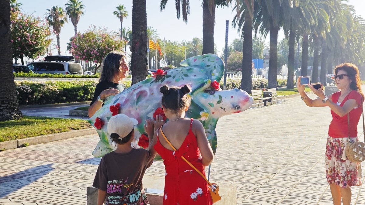 Imatge d'una família fent-se una fotografia a Salou