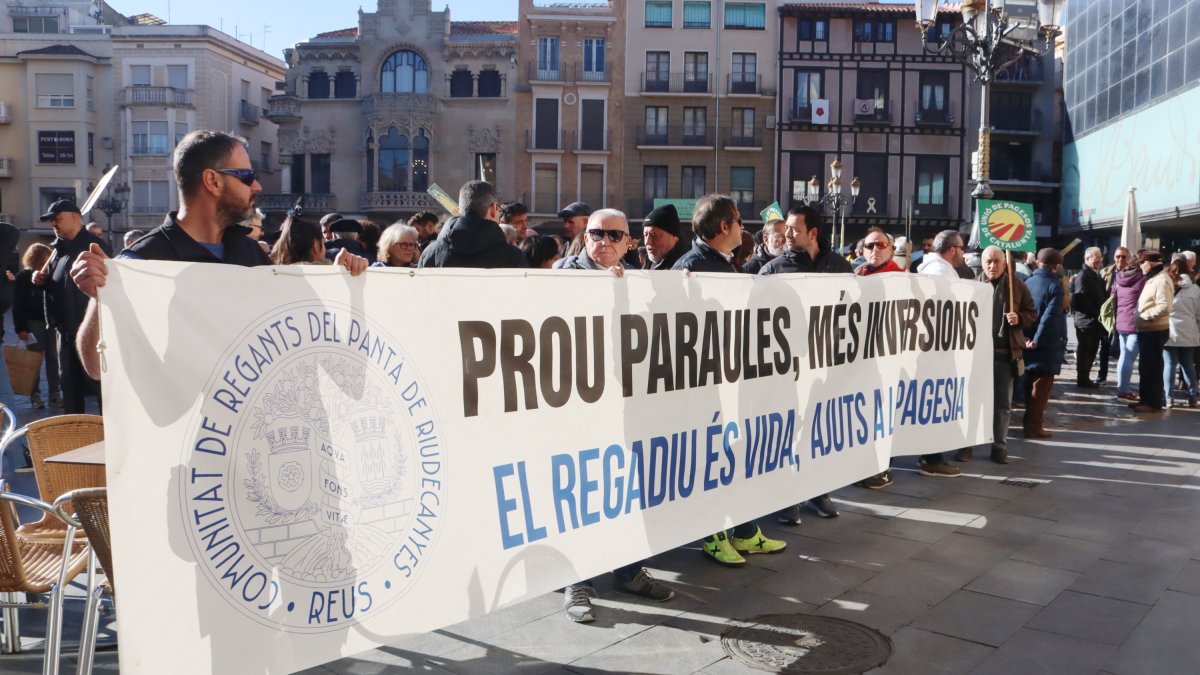Imatge d'arxiu d'una concentració d'Unió de Pagesos davant l'Ajuntament de Reus per reclamar les obres de l'EDAR