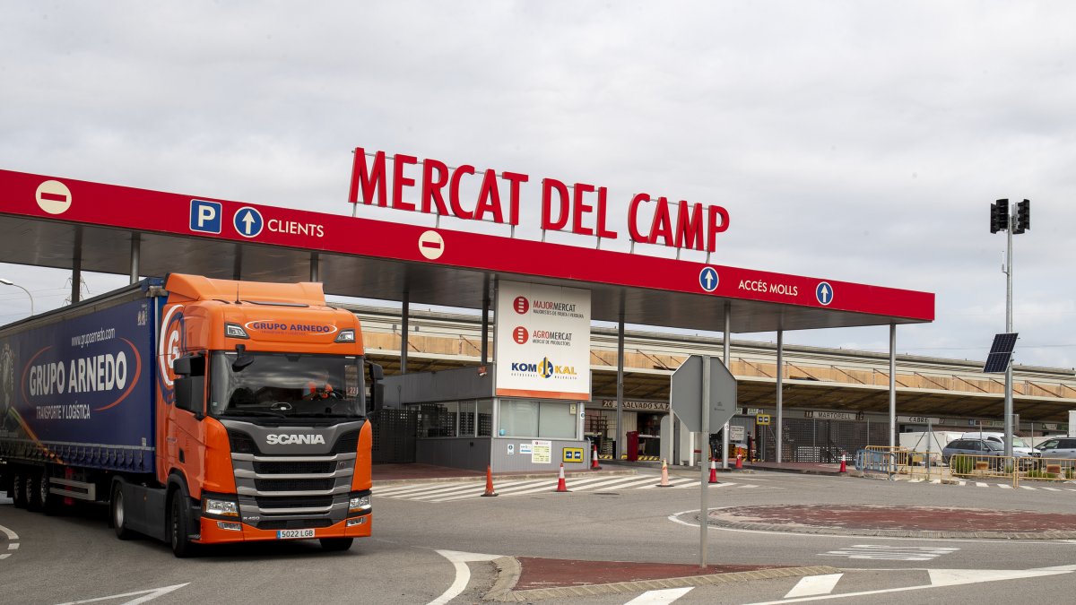 Un camión, saliendo de las instalaciones del Mercat del Camp, el mercado de distribución de alimentos al por mayor