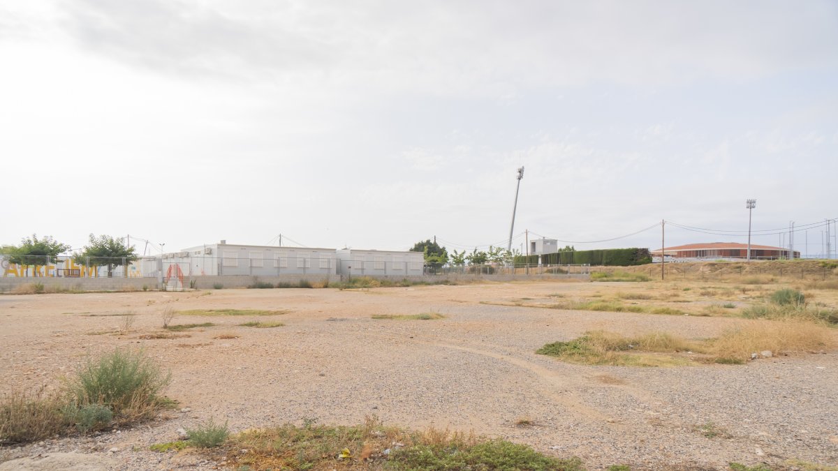 Los terrenos que hay a ambos lados de la Escuela Ponent, así como el solar triangular que se encuentra ante la pista de atletismo, servirán como zonas de aparcamiento