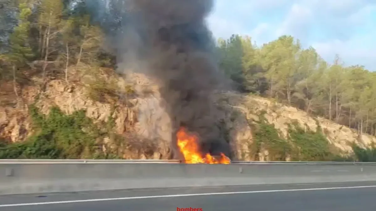 Imatge del cotxe en flames.