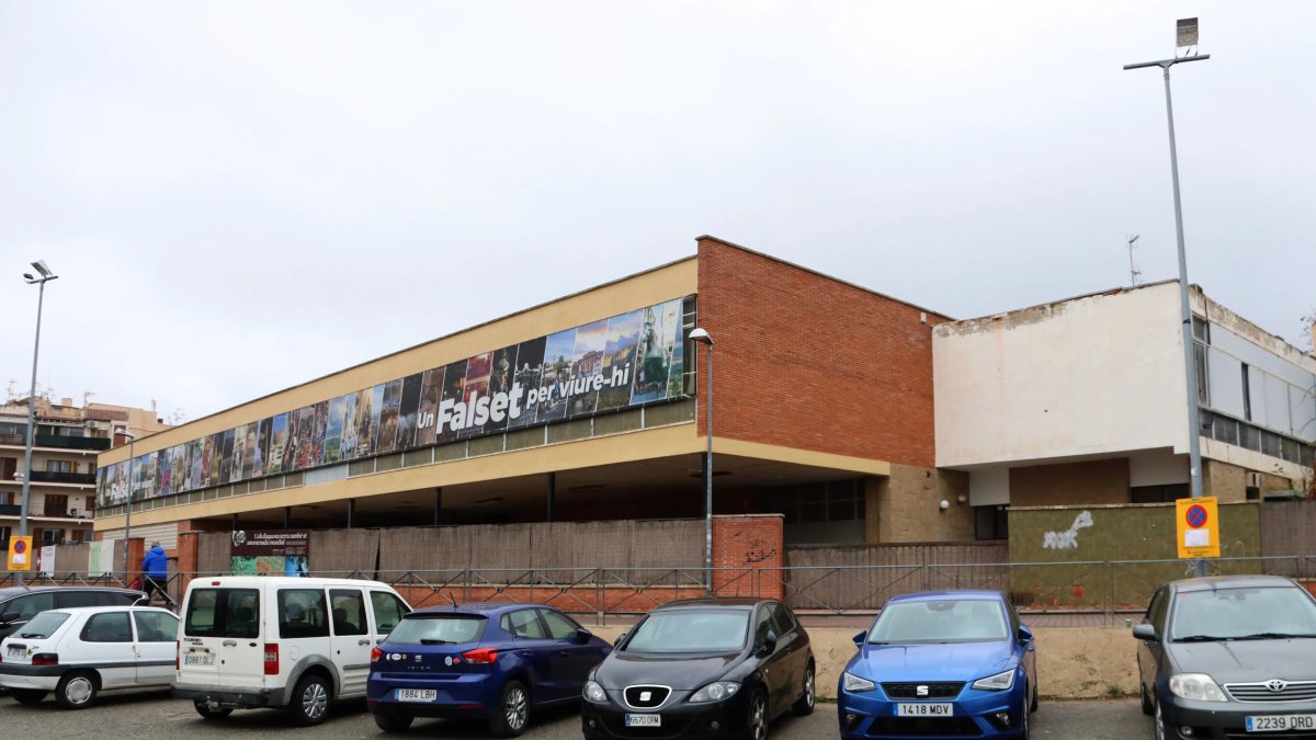 Imatge de l'exterior de la fàbrica tèxtil Falbar, a Falset.